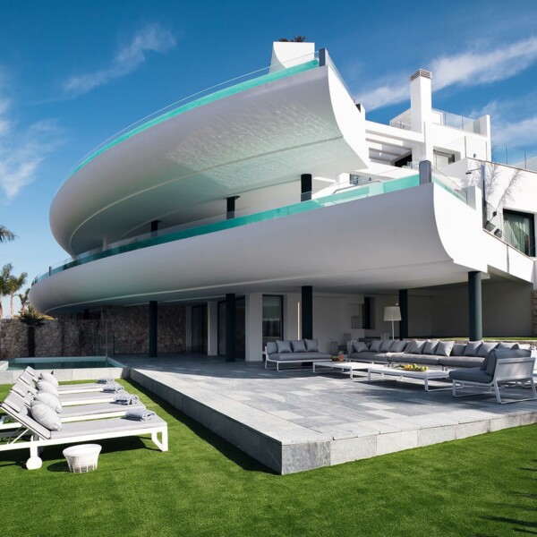 Since its founding in 2008, the mission at SHA is to help people live longer and better through a comprehensive and integrative approach to health in a simplified and pleasant way, combining cutting-edge treatments with well-established natural therapies, all with a particular emphasis on promoting a balanced diet, aimed at enhancing people’s long-term health and wellbeing.
Featuring 7 buildings housing 93 suites and 11 residences, the 27,000 m2 development includes extensive gardens, outdoor and heated swimming pools, relaxation areas, and a more than 8,000 m2 Wellness Clinic area with a hydrotherapy circuit and 90 treatment rooms.
The SHA Method combines the latest advances in scientific medicine with the most effective and proven natural therapies, with a special focus on healthy and balanced nutrition, an approach that significantly enhances the positive impact that these disciplines would have individually. A method designed to provide optimal health so that you can enjoy all your intrinsic physical and mental potential, strengthening your immune system and your body’s own regulatory and self-healing ability.
SHA Nutrition is based on a healthy, energetic, mainly alkaline, and very balanced diet, inspired by ancient principles and adapted to modern life. With a practical and attractive approach, it places special emphasis on local, organic and seasonal foods, respecting nature’s offerings at each time of the year and in each place.spa health nutrition alkaline organic health wellness spain sha vanguartour travelwithattitude europe
