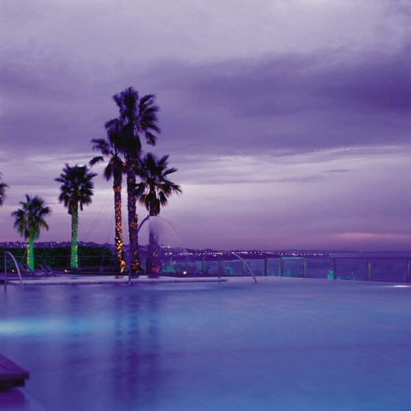 Anchored by the Atlantic Ocean, in tront of the beach, overlooking the Bay of Cascais, the Hotel Cascais Miragem offers the highest standards of quality.The Estoril Coast is waiting for your discovery.
Eternally known as the Portuguese Riviera, sought out by the aristocracy for its holidays, it is constantly renewing its charm. For sport lovers, there are many options, from golf to horse riding
to water sports, among others. However, if you just feel like relaxing, you can discover the picturesque city of Cascais, which offers countless shops and restaurants, spend a pleasant day at the beach, enjoy an evening at the Casino or lose yourself in the mysterious beauty of Sintra and its centenary palaces.
🏄🏽♂️🧘♀️🚴♀️🎣🏇🏌🏻♂️
europe portugal cascais lisbon estoril cascais sintra riviera vanguartour travelwithattitude